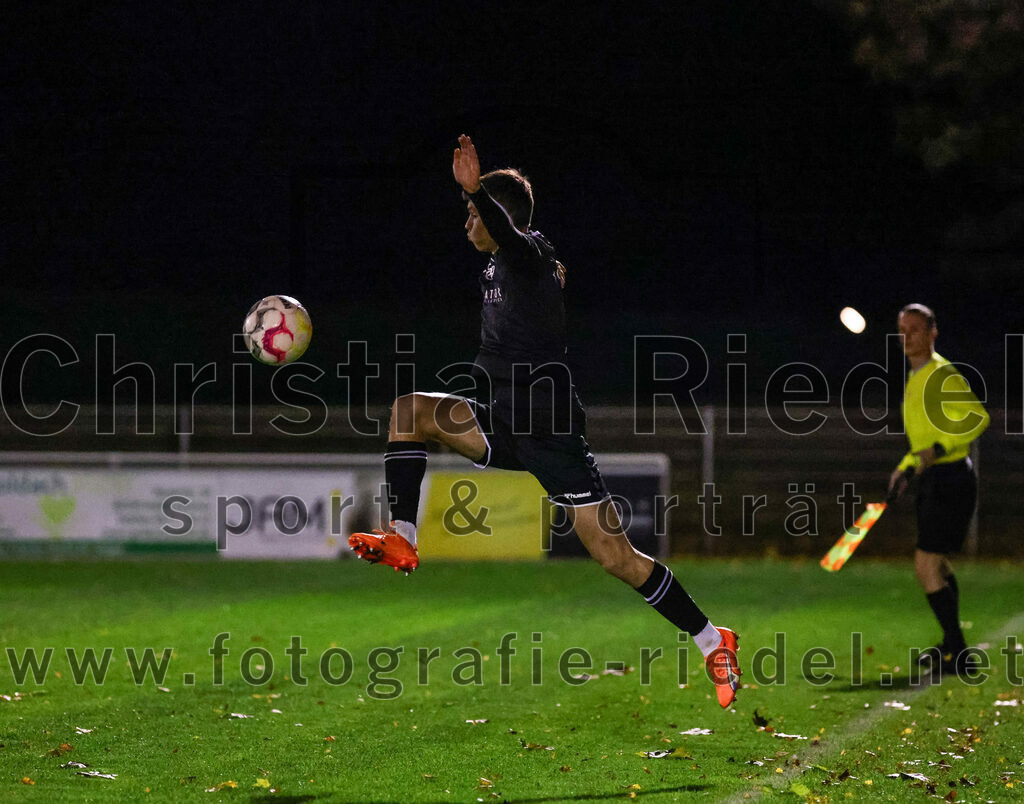 2023-10-27_030_VfB_Hallbergmoos_gegen_FC_Schwaig | Hallbergmoos, Deutschland, 27.10.2023:
Fußball, Landesliga Südost 2023 / 2024, 18. Spieltag, VfB Hallbergmoos gegen FC Schwaig, Endergebnis: 2:3

Roman Mavdryk (FC Schwaig, #3)

Foto: Christian Riedel / fotografie-riedel.net