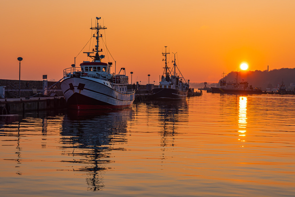 Sonnenuntergang und Fischerboote im Hafen der Stadt Sassnitz auf der Insel Rügen | Sonnenuntergang und Fischerboote im Hafen der Stadt Sassnitz auf der Insel Rügen.