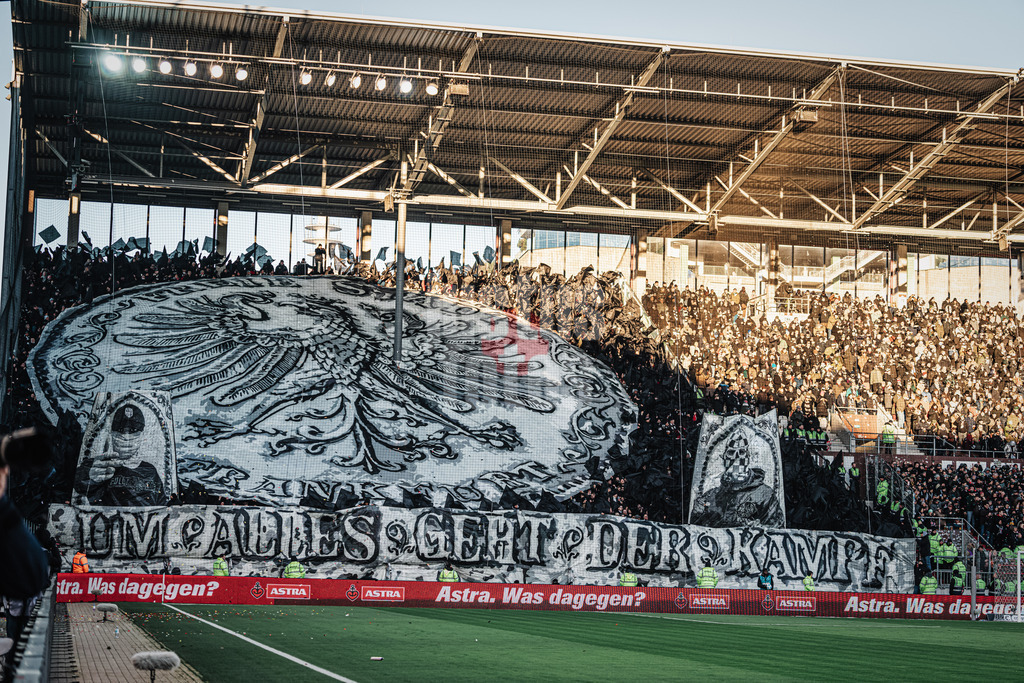 Fußball | Männer | Saison 2024/2025  | Fußball-Bundesliga | 16. Spieltag | FC St. Pauli vs. Eintracht Frankfurt | 11.01.2025 | Fans aus Frankfurt mit einer Choreo: Um Alles Geht Der Kampf
