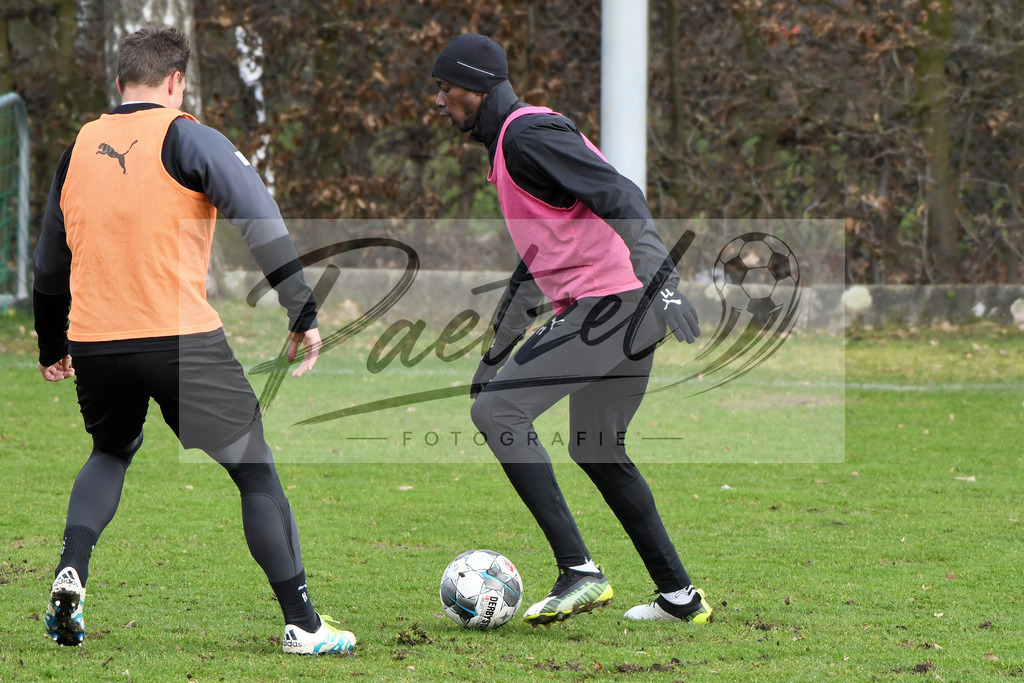 20200130_TRAOSN_0015 | Fußball, Herren: Ulrich Taffertshofer (VfL Osnabrueck) und Assan Ceesay (VfL Osnabrueck) im Zweikampf waehrend der Trainingseinheit des VfL Osnabrueck im Sportpark Illoshoehe am 30.01.2020 in Osnabrueck, Deutschland. - Realisiert mit Pictrs.com