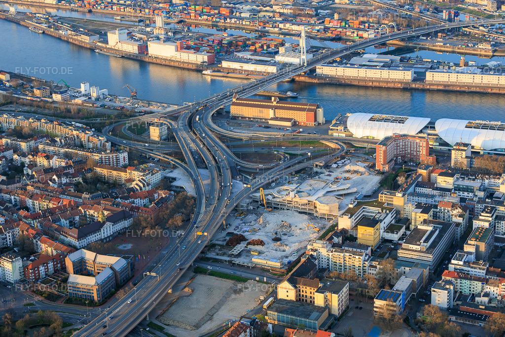 Luftbild: Brückenauffahrt der abzureisenden Hochstraße Nord(B44) zur Konrad-Schuhmacher Rheinbrücke mit Würfelbunker, die ab August 2026 abgerissen werden soll im Ortsteil Mitte in Ludwigshafen im Bundesland Rheinland-Pfalz in Deutschland. Foto: IMG_153806.jpg vom 23.03.2026 durch Werner Riehm/FLY-FOTO.deAuflösung des Originals: 5764 x 3843 px