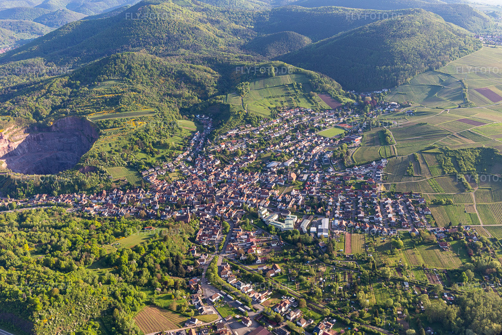 Luftbild: Ortsansicht aus Süden in Albersweiler im Bundesland Rheinland-Pfalz in Deutschland. Foto: IMG_131241.jpg vom 07.05.2022 durch Werner Riehm/FLY-FOTO.deWWW.ALBERSWEILER.DE