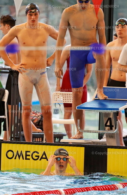 Frühjahrsschwimmfest 2025 Darmstadt | 22.02.2025 Schwimmen 6. Internationales Darmstädter Frühjahrsschwimmfest 2025 im Nordbad WK 18 100m Freistil L15 Luca Sill SC Wasserfreunde Fulda im Ziel Schnellster Jg 2010 blickt auf Ergebnistafel (Foto: Peter Henrich) - Realisiert mit Pictrs.com