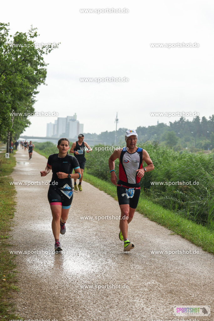 LUR_1116 | 34. M-net Erlanger Triathlon 2025 #erlangertriathlon  #mnettriathlon2025 #mnettriathlon #team #olympischedistanz #mitteldistanz #triathlon #maindonaukanal  #erlangertriathlon2025 #yourpictrs #tv1848 #tv1848erlangen  #triathlonbayern #sportinerlangen #demsportverbunden #sportshot_your_pictrs Copyright: www.sportshot.de