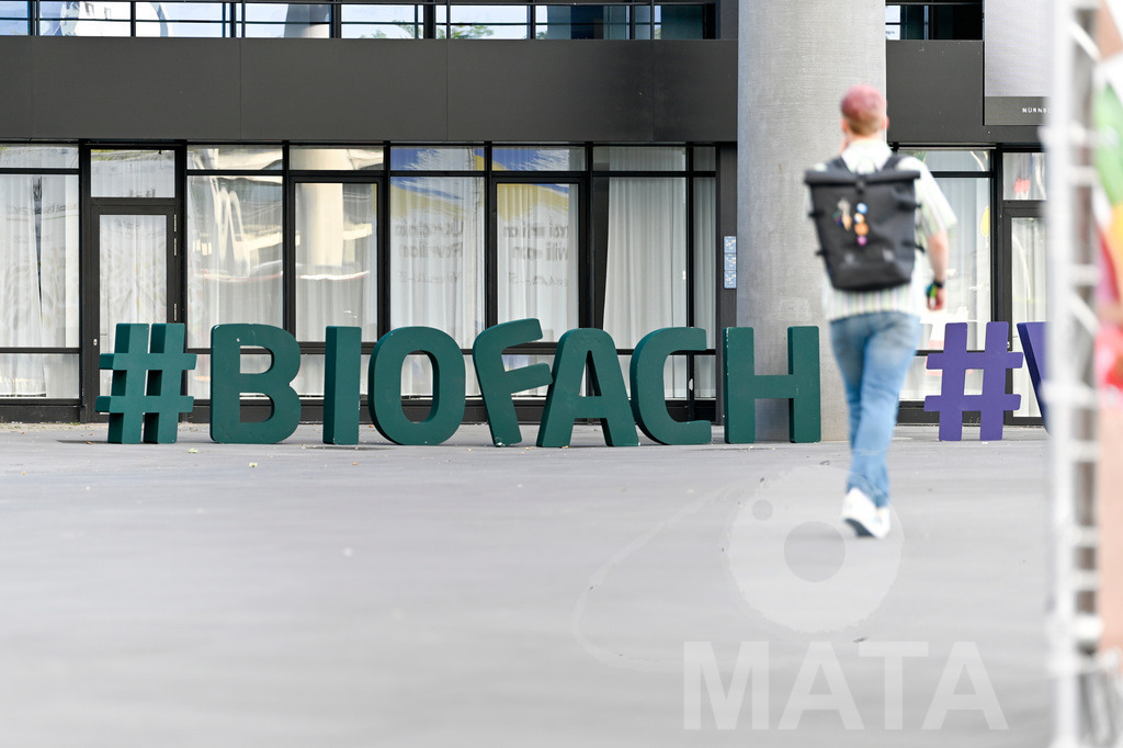 _DWI4090 | Das Herz der internationalen Bio-Branche schlug vom 26.–29.07.2022 für vier Tage in Nürnberg. Die BIOFACH, Weltleitmesse für Bio-Lebensmittel, und die VIVANESS, Internationale Fachmesse für Naturkosmetik, meldet sich mit der einmaligen „Summer Edition“ zurück. Groß war die Wiedersehensfreude der über 24.000 Fachbesucher aus 137 Ländern. Im Fokus: Der persönliche Austausch, Networking und vertiefte Gespräche zu den Themen der Zeit. Aber auch: Neuheiten und Trends entdecken und eintauchen mit allen Sinnen in die Produktvielfalt der 2.276 Aussteller aus 94 Ländern. Nürnberg, 29.07.2022 - Realisiert mit Pictrs.com