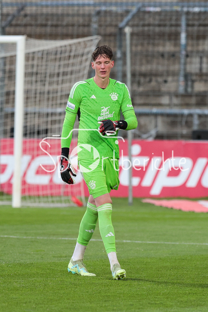 FC Bayern Amateure - TSV Buchbach | Tom Ritzy HUELSMANN (FCB #1) muss nach seiner roten Karte vom Platz / Notbremse