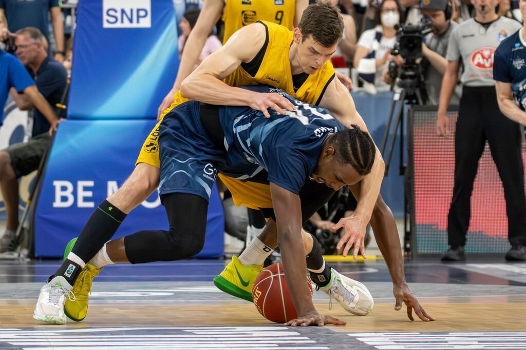 12.05.2024, easy Credit BBL, Basketball Bundesliga, 32. Spieltag: MLP Academics Heidelberg gegen Tigers Tübingen (Endstand 93:78). Im Zweikampf um den Ball: Abu Kigab (14, Academics Heidelberg) und Christoph Philipps (13, Tigers Tübingen) | 12.05.2024, easy Credit BBL, Basketball Bundesliga, 32. Spieltag: MLP Academics Heidelberg gegen Tigers Tübingen (Endstand 93:78). Im Zweikampf um den Ball: Abu Kigab (14, Academics Heidelberg) und Christoph Philipps (13, Tigers Tübingen) - Realisiert mit Pictrs.com