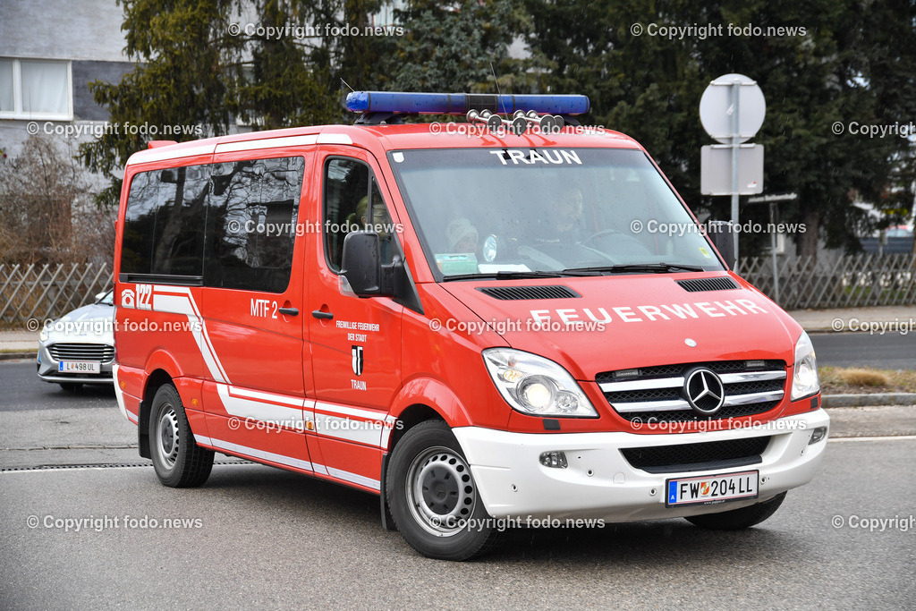Feuerwehr Traun_ Empfang Rettungshunde Erdbebeneinsatz Türkei_ 17.02.2023-10 | 17.02.2023, Traun, AUT, Feuerwehr Traun, Empfang Rettungshunde Erdbebeneinsatz Tuerkei, im Bild Eintreffen der Rettungshundefuehrer mit den Hunden