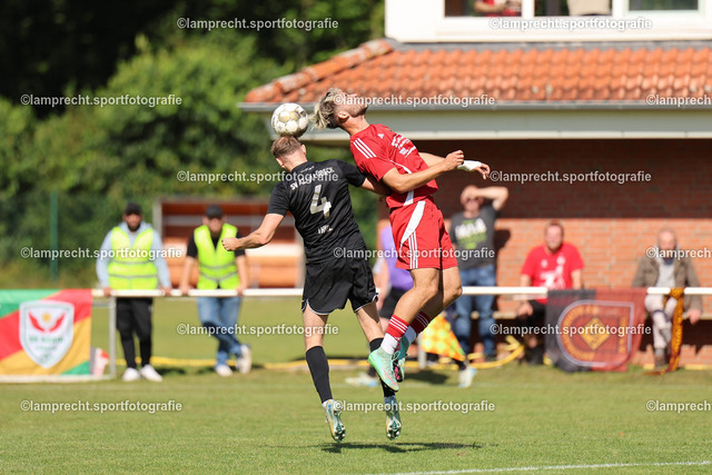 Fußball I Herren I Saison 2025-2026 I Verbandsliga Süd I 7. Spieltag I SV Schackendorf - SV Azadi Lübeck I 06.09.2025.062 | v.l. Dustin Thiel (4, SV Azadi Lübeck), Manuel Carvalho (9, SV Schackendorf) - Realisiert mit Pictrs.com