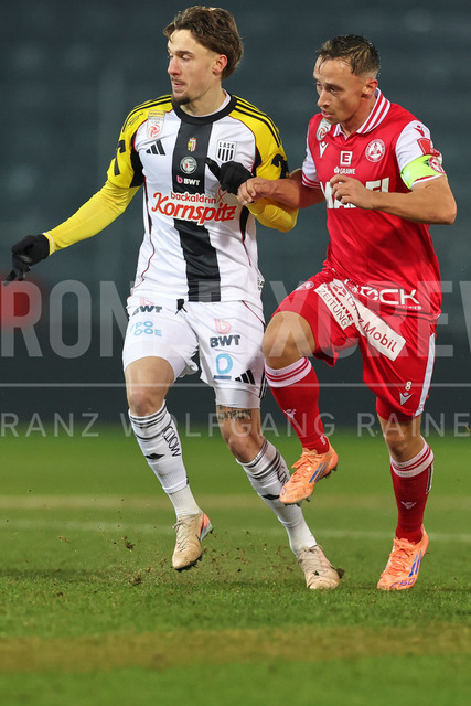 Austrian Bundesliga: Grazer AK 1902 vs LASK | GRAZ, AUSTRIA, 13.DEC.25 - SOCCER - ADMIRAL Bundesliga, Grazer AK 1902 vs LASK. The image shows Christoph Lang (Lask) and Tobias Koch (GAK).