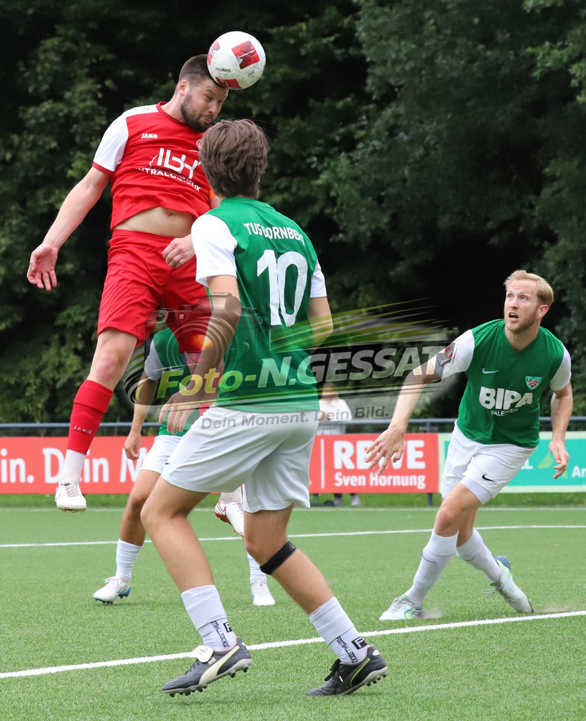FC RW Kirchlengern - TuS Dornberg | Auf dem Bild zu sehen: rot FC RW Kirchlengern: Dennis QuirinFC RW Kirchlengern, TuS Dornberg, Saison 25/26, Landesliga, Kirchlengern, Deutschland - Realisiert mit Pictrs.com