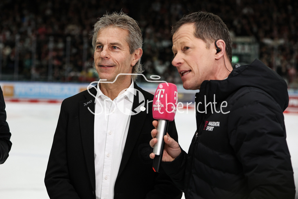 Augsburger Panther - EHC RB München | AEV Sportmanager Duanne MOESER beim Interview von Magenta Sport / MagentaSport