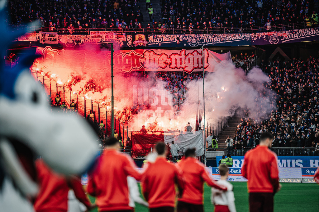 Fußball | Männer | Saison 2025/2026 | 1. Fußball-Bundesliga | 24. Spieltag | Hamburger SV vs. RB Leipzig | 01.03.2026 | Fans aus Leipzig zünden Pyrotechnik beim Einlauf der Teams