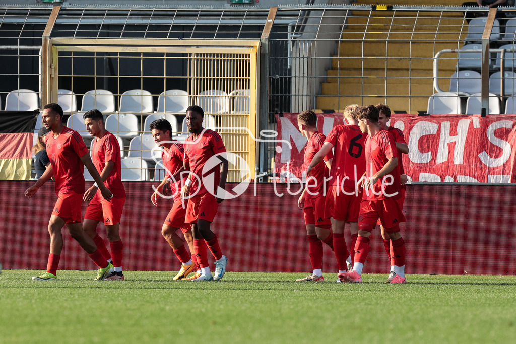 FC Bayern Amateure - SpVgg Ansbach | Jubel nach dem Tor zum 1-0 fuer die Amateure durch Timo Kern (FCB #10) / Freude / Treffer / Torschuetze