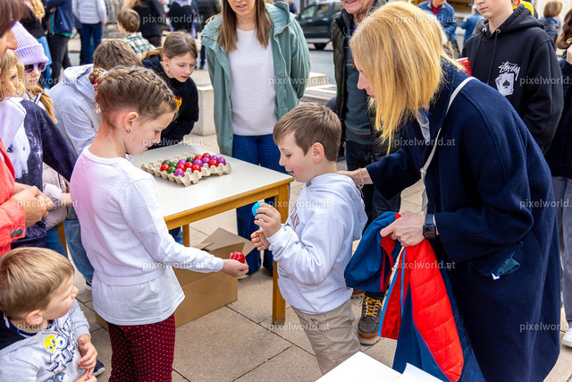 Eierpecken am Hauptplatz | Bildershop von pixelworld.at - Realisiert mit Pictrs.com