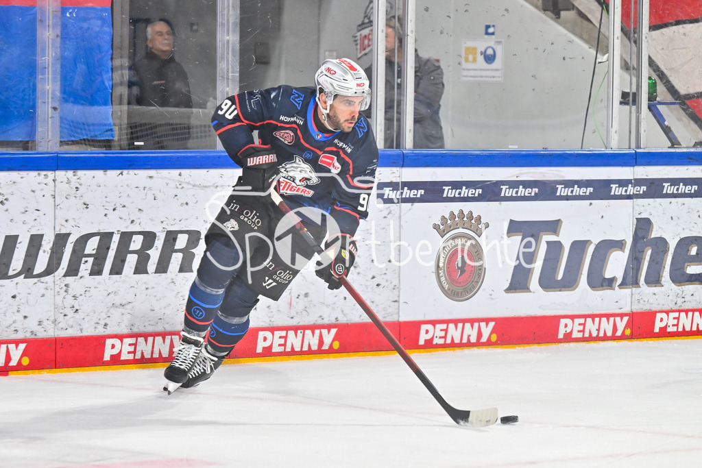 Nürnberg Ice Tigers - Augsburger Panther | am Puck Constantin BRAUN (Nürnberg Ice Tigers 90) / Einzelfoto / Freisteller / DEL: Nürnberg Ice Tigers - Augsburger Panther; PSD Bank Nürnberg ARENA am 12.09.2025
