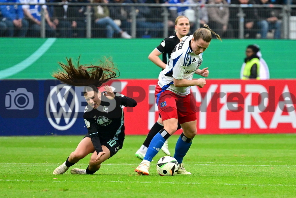 KBS Picture_HSV-Bremen_Frauen_044 | v.l. Mahmoud Tuana (Werder Bremen Frauen) , Meyer Christin (HSV Frauen) ,Sportplatz :  Volksparkstadion, - Realisiert mit Pictrs.com