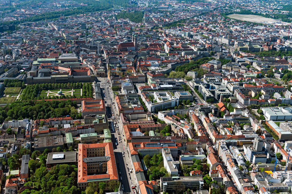 dr__0063383.jpg | MüNCHEN 29.04.2025 Verlauf der Straßenführung an der Ludwigstraße mit Blick auf die Innenstadt in München im Bundesland Bayern, Deutschland. // Street - road guidance on street Ludwigstrasse in Munich in the state Bavaria, Germany. Foto: Daniel Reiter
