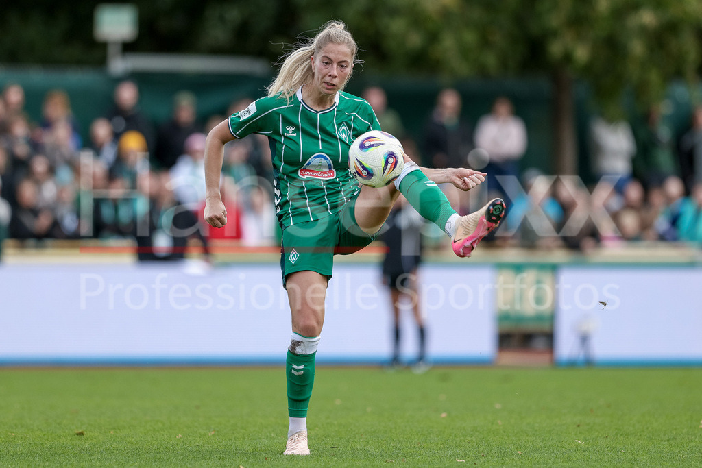 Fussball, Google Pixel Frauen-Bundesliga, SV Werder Bremen - TSG 1899 Hoffenheim | Sharon Beck (SV Werder Bremen, 27) am Ball, Freisteller, Einzelbild, Ganzkörper, Aktion, Action, Spielszene, DIE DFB-RICHTLINIEN UNTERSAGEN JEGLICHE NUTZUNG VON FOTOS ALS SEQUENZBILDER UND/ODER VIDEOÄHNLICHE FOTOSTRECKEN. DFB REGULATIONS PROHIBIT ANY USE OF PHOTOGRAPHS AS IMAGE SEQUENCES AND/OR QUASI-VIDEO.