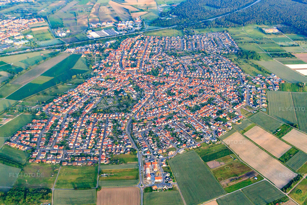 Luftbild: Ortsansicht von Nordwesten im Ortsteil Sankt Leon in St. Leon-Rot im Bundesland Baden-Württemberg in Deutschland. Foto: IMG_66434.jpg vom 30.05.2014 durch Werner Riehm/FLY-FOTO.deAuflösung des Originals: 4752 x 3168 px