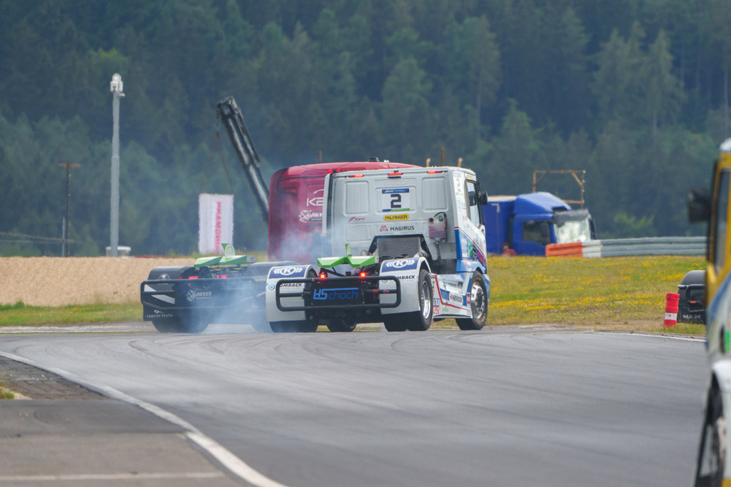 A7407037 | 13.07.2024 Goodyear FIA European Truck Racing Championship (ETRC) NürburgringBild: #1 Norbert Kiss (DE) und #2 Jochen Hahn im Zweikampf und Fahrzeugkontakt - Realisiert mit Pictrs.com