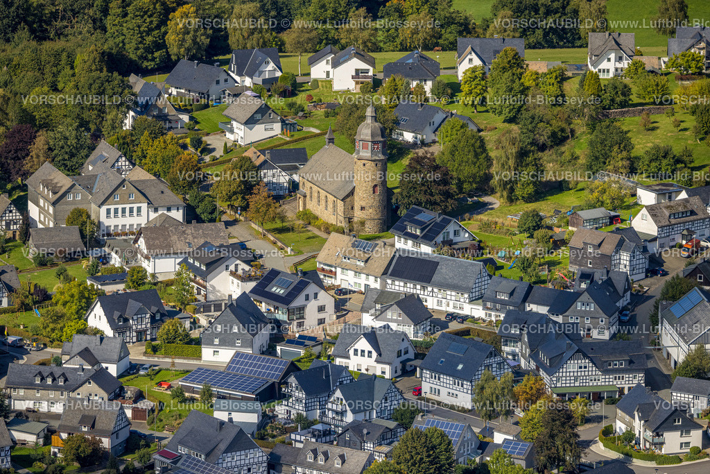 Schmallenberg220903972 | , Luftbild, Ortsmitte und kath. Kirche St. Michael, Holthausen, Schmallenberg, Sauerland, Nordrhein-Westfalen, Deutschland