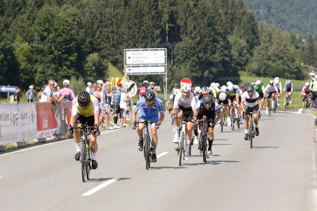 1001_20230817_Bewerb_Maenner_Muehlanger | AUT - OESTERREICH, 2023-08-16: SPORT RENNRAD-FAHREN - 55. INTERNATIONALER RADWELTPOKAL IN ST. JOHANN IN TIROL  - Vintage-Radrennen mit WM-Bronze-Medaillen-Siegerin Christina Schweinberger, den Teilnehmer und Alexander Baumann (vom Orginastions-Team) - TAG 2 BEWERB MAENNER IN SECHS GRUPPEN  ; Foto: Roland Muehlanger