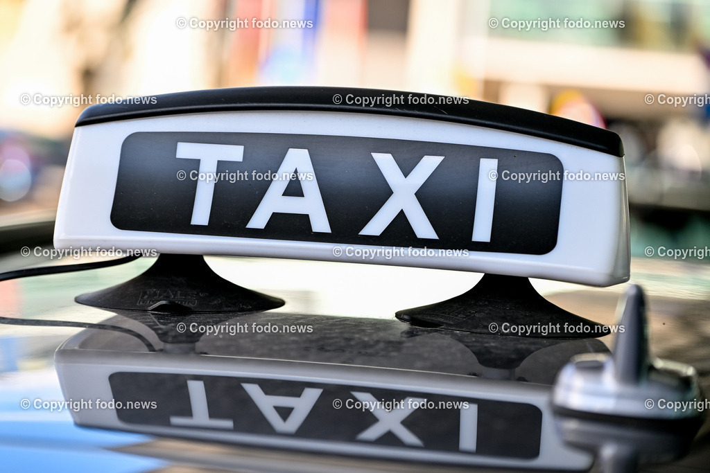Taxi_ Schild_ 25.03.2024-8 | 25.03.2024, Linz, AUT, Taxi, im Bild Taxi, Taxischild, Taxileuchte, Personentransport, Personenbefoerderung, Standplatz, Schild