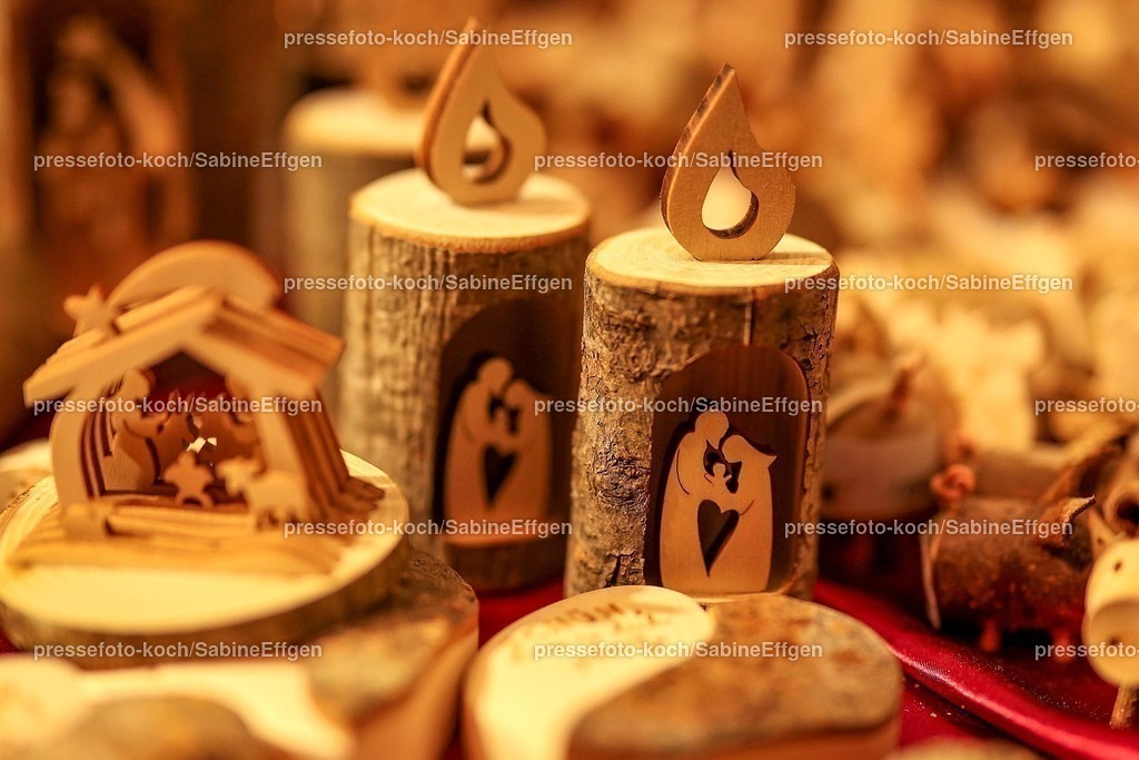 SEF17112401068 | 17.11.2024, xsefx, Köln, Pünktlich zur Vorweihnachtszeit öffnen die ersten Weihnachtsmärkte in Nordrhein-Westfalen. Eindrücke rund um den kölner Hafen-Weihnachtsmarkt am Schokoladenmuseum. Kunsthandwerk und Holzschnitzereien werden angeboten.  Kerze mit Maria und Josef und dem Jesuskind