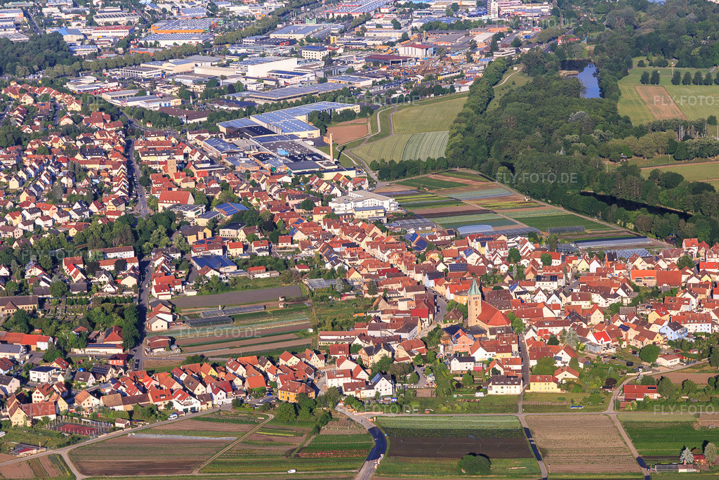 Luftbild: Hauptstraße und Dreieinigkeitskirche in Sennfeld im Bundesland Bayern in Deutschland. Foto: IMG_127078.jpg vom 13.06.2021 durch Werner Riehm/FLY-FOTO.de