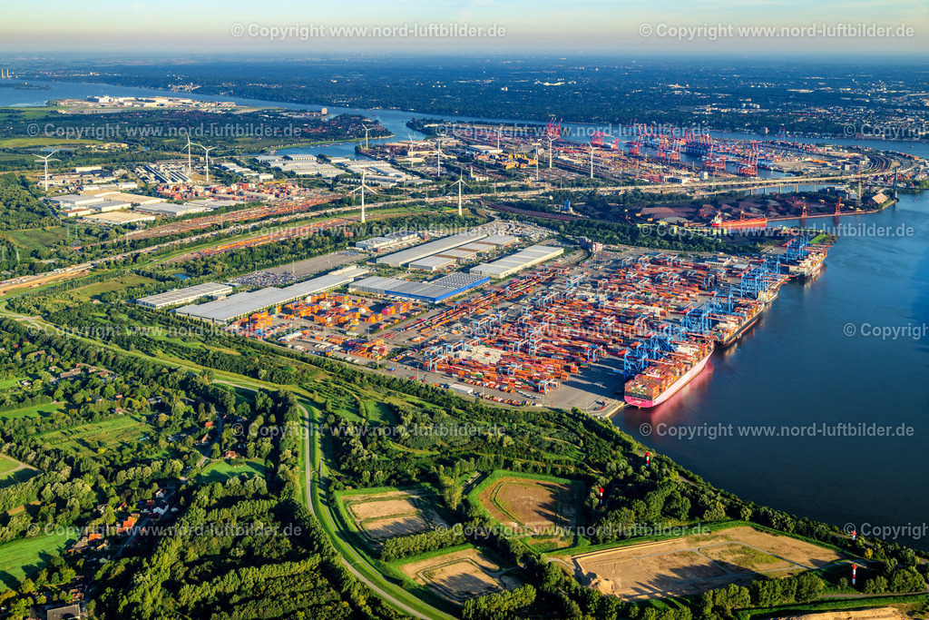 Hamburg_Altenwerder_Container_Terminal_ELS_9397070923 | HAMBURG 21.08.2023 Containerterminal HHLA Container Terminal Altenwerder (CTA) am Ufer der Elbe im Stadtteil Altenwerder in Hamburg. // Container Terminal HHLA Container Terminal Altenwerder (CTA) on the Elbe riverbank in the Altenwerder part of Hamburg in Germany. Foto: Martin Elsen