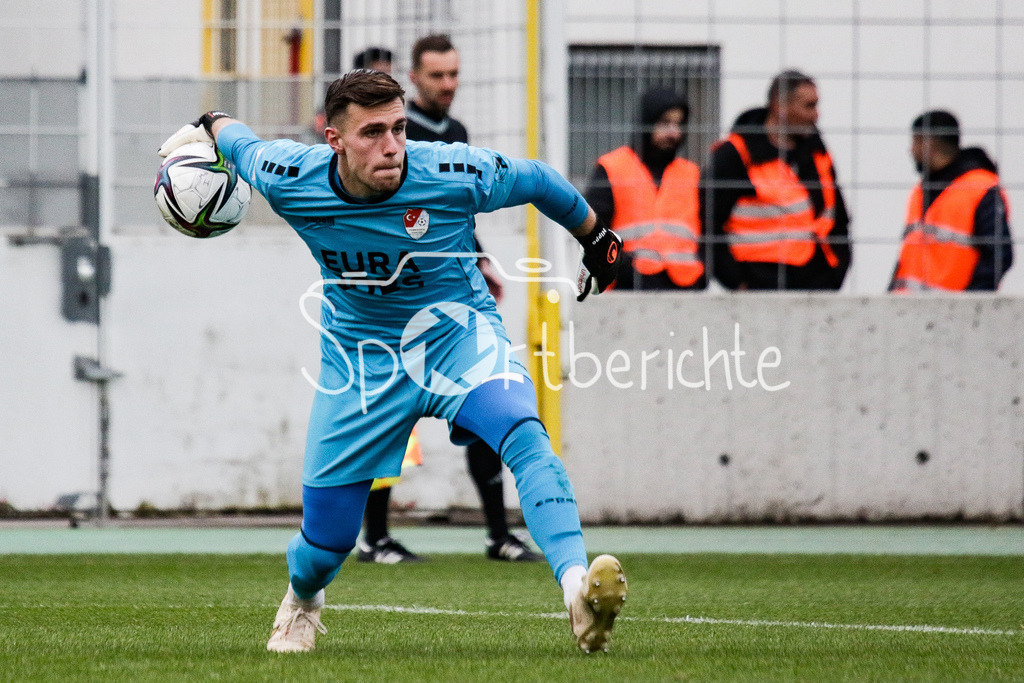 Türkgücü München - SV Viktoria Aschaffenburg | Keeper Johann HIPPER (TGM #1) mit Ball / Einzelfoto / Freisteller