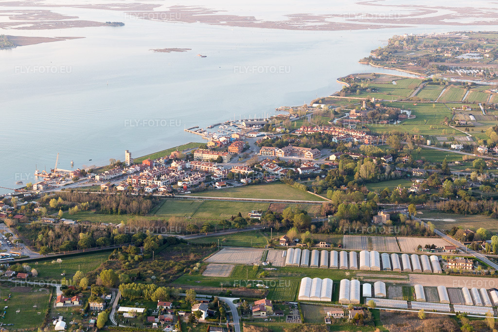 Vue aérienne: Vue de la ville à Punta Sabbioni dans le département Vénétie, Italie. Photo: IMG_098291.jpg prise le 03/04/2017 par Werner Riehm/FLY-FOTO.eu – Résolution de l'original: 5472 x 3648 px