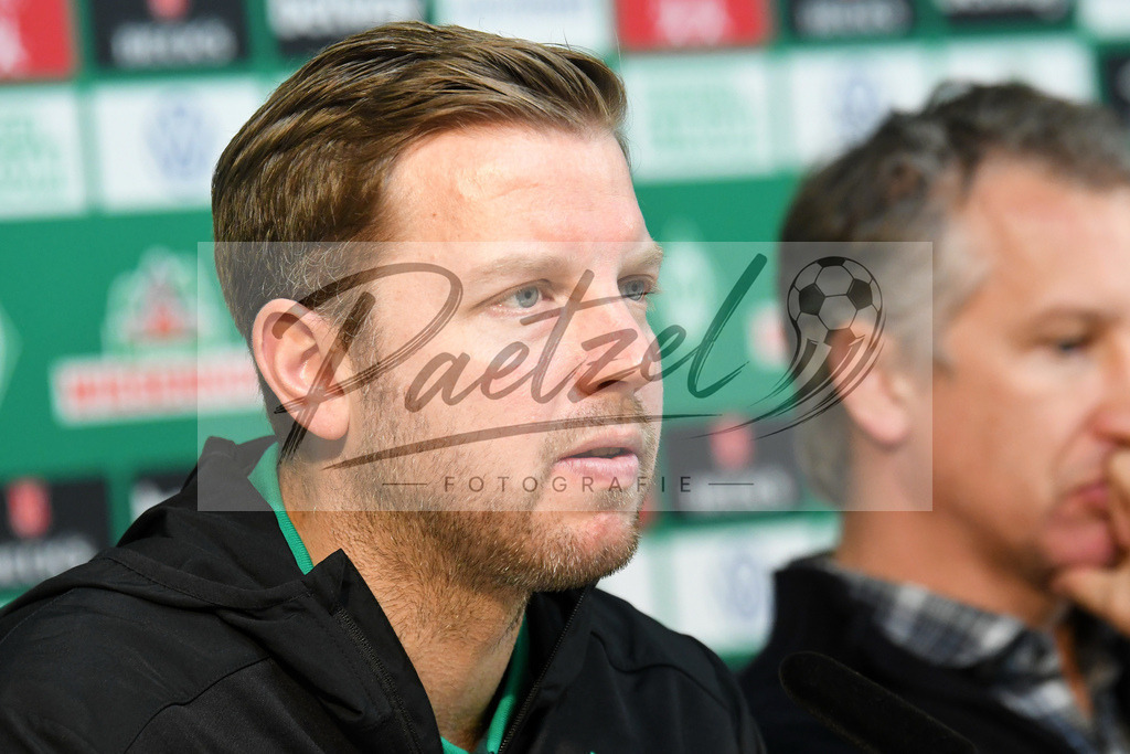 20200212_PKBREM_0011 | Fussball, Herren: Trainer Florian Kohfeldt (SV Werder Bremen) schaut waehrend der Pressekonferenz des SV Werder Bremen auf dem wohninvest Weserstadion am 12.02.2020 in Bremen, Deutschland. - Realisiert mit Pictrs.com
