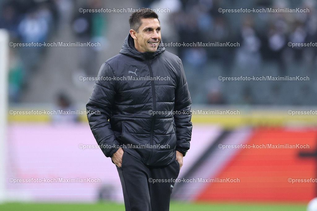 BMG14122401005 | 14.12.2024, Fußball, Borussia Mönchengladbach - Holstein Kiel, 1. Fußball Bundesliga, Borussia-Park, Saison 2024 2025: Cheftrainer Marcel Rapp (Trainer Kiel)DFB regulations prohibit any use of photographs as image sequences and or quasi-video.