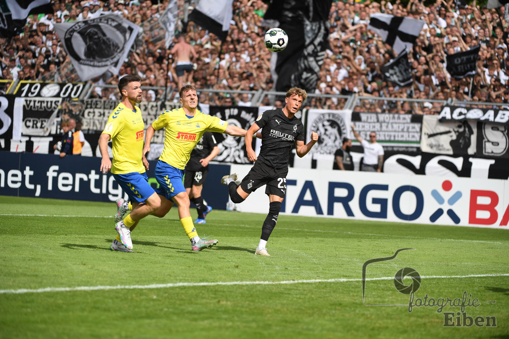 SV Atlas-Delmenhorst-Borussia Mönchengladbach | DFB-Pokal 1. Runde;SV Atlas Delmenhorst (gelb)-Borussia Mönchengladbach (schwarz) am 17.08.2025 in Oldenburg (Marschweg-Stadion), Photo: Philip Eiben 2025 - Realisiert mit Pictrs.com