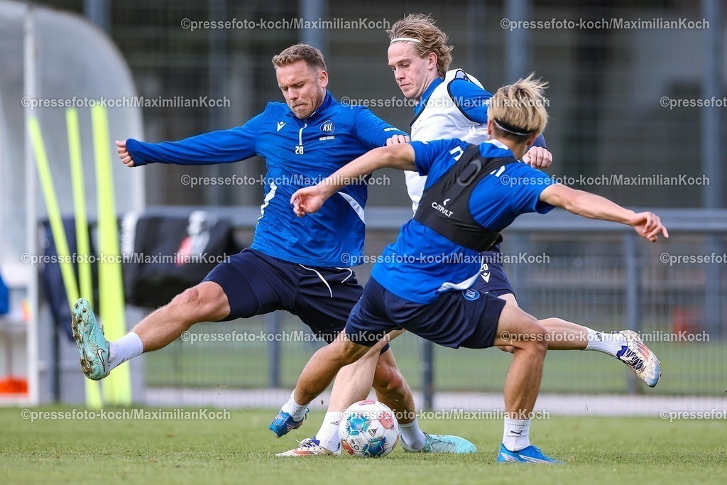 KSC02092501017 | 02.09.2025, Fußball, Training Karlsruher SC, 2. Fußball Bundesliga, Trainingsplatz am BBBank Wildpark Stadion Karlsruhe, Saison 2025 2026: Marcel Franke (KSC #28) im Zweikampf gegen  David Herold (KSC #20) und Shio Fukuda (KSC #13) 