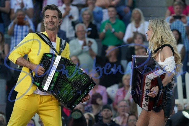 010723Ho1634 | Melanie Naschenweng, Florian Silbereisen - die TV-Open-Air-Show des Jahres

Florian Silbereisen praesentiert die Schlagerboom Party als grosses Open Air. 

Oesterreich, Kitzbuehel, Tennisstadion, 01.07.2023