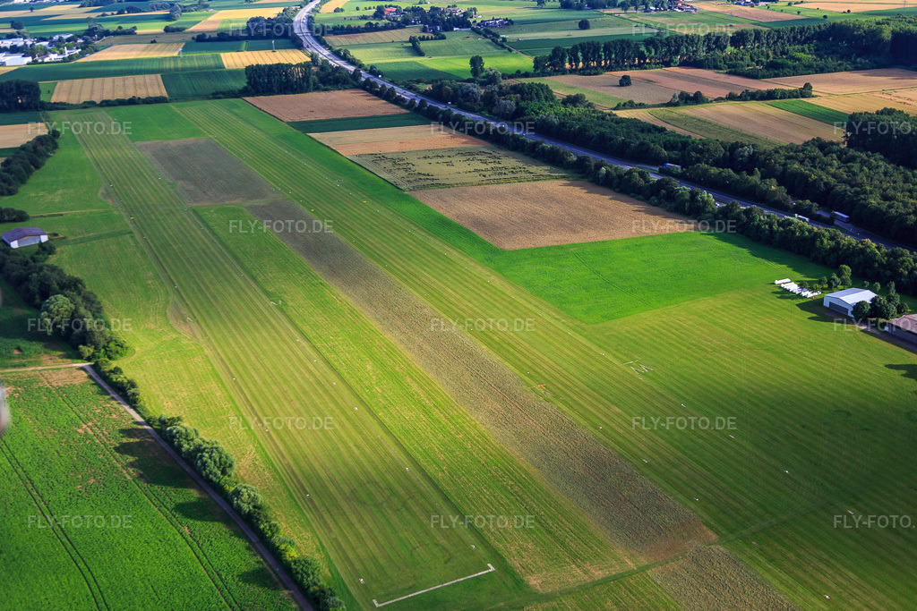 Luftbild: Landebahn des Flugplatz Heppenheim EDEP in Heppenheim im Bundesland Hessen in Deutschland. Foto: IMG_090648.jpg vom 04.07.2016 durch Werner Riehm/FLY-FOTO.deAero-Club Heppenheim - Aero-Club Heppenheim Kreis Bergstraße e.V