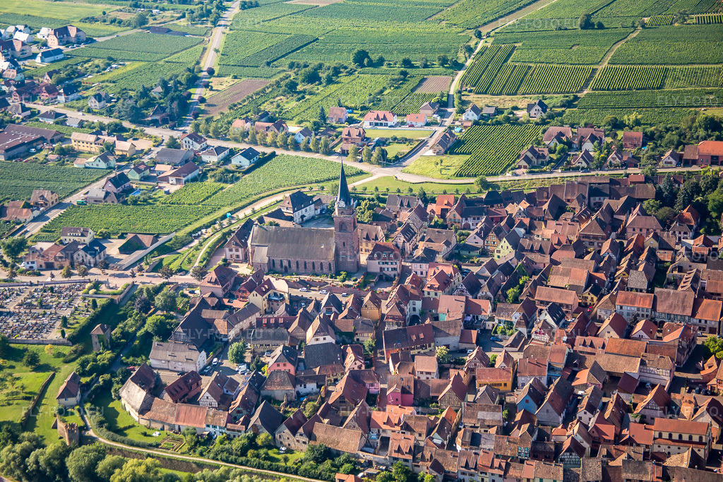 Vue aérienne: Église Notre-Dame à Bergheim dans le département Haut-Rhin, France. Photo: IMG_093327.jpg prise le 16/08/2016 par Werner Riehm/FLY-FOTO.eu – Résolution de l'original: 5265 x 3510 px