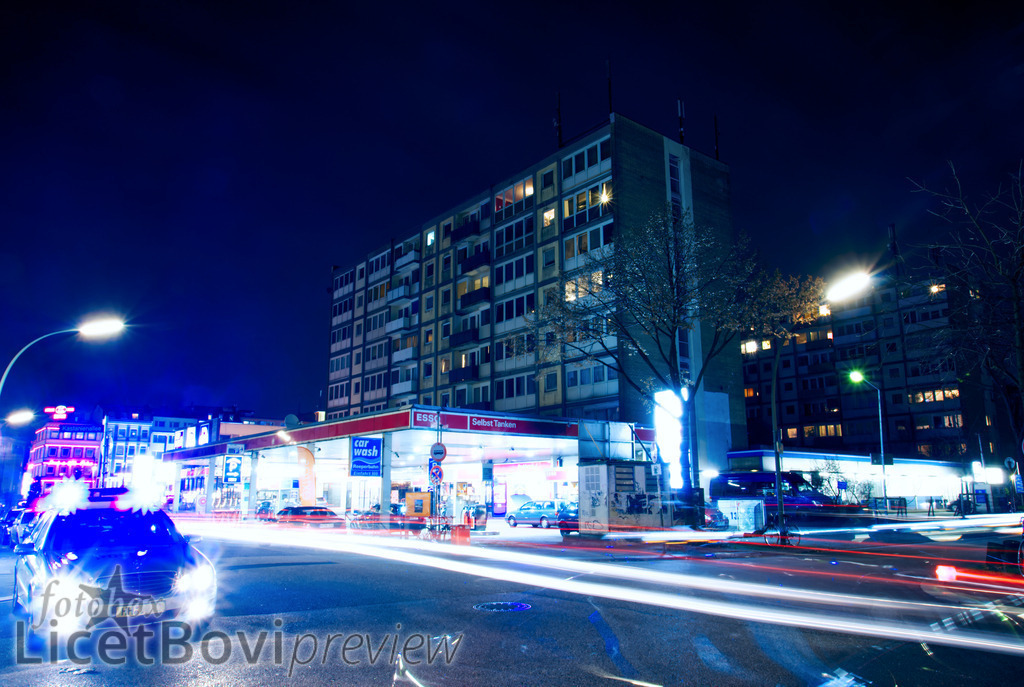 Esso-Häuser | Im Herzen Sankt Paulis, wo diese Häuser standen, klafft seit fast zehn Jahren eine Lücke. Trotz langer Verhandlungen und als vorbildlich geltender Vereinbarungen lassen sich die Bedürfnisse des Stadtteils offenbar nicht mit den wirtschaftlichen Vorstellungen von Investoren in Einklang bringen.   - Realisiert mit Pictrs.com