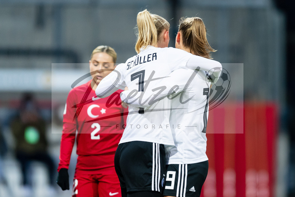 GERTUR20211126_008 | Fussball, Frauen: Lea Schueller (Germany) Torjubel, jubelt mit ihrer Mannschaft nach dem Treffer zum 2:0 bei dem Spiel der WM-Qualifikation zwischen Deutschland und Tuerkei im Eintracht-Stadion am 26.11.2021 in Braunschweig, Deutschland. - Realisiert mit Pictrs.com