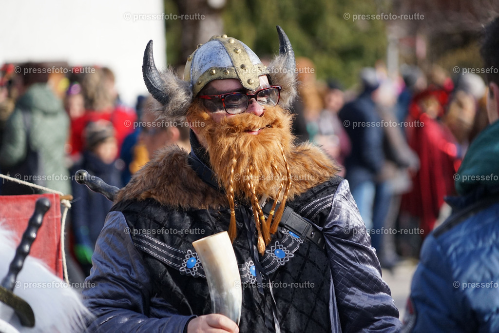 news-2023-Feb11-Fasching-Weissenbach-DSC01762 | Info aus dem Bezirk Reutte/Ausserfern Tirol sowie eine umfangreiche Bilddatenbank über die gesamte Region: Lechtal, Talkessel Reutte, Tannheimertal, Zwischentoren. Lech, Plansee, Zugspitze, Grenztunnel, B179, Fernpassstraße, Verkehr, Lawinen, Tradition, - Realisiert mit Pictrs.com