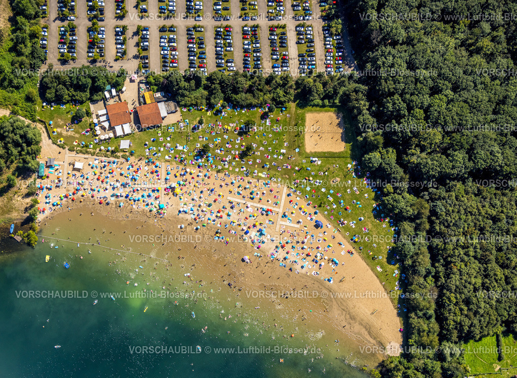 Voerde240802963StrandbadTenderingssee_Freibad | Luftbild, Strandbad Tenderingssee, Freibad am Tender, Sandstrand und Kiosk an der Liegewiese mit Badegästen und bunten Sonnenschirmen, spielen und sonnen am Strand, Formen und Farben, Möllen, Voerde, Ruhrgebiet, Nordrhein-Westfalen, Deutschland