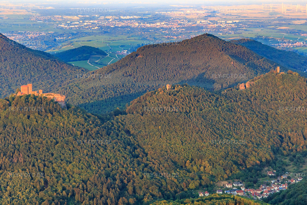 Luftbild: Burg Trifels, Jungturm und Burgruine Scharfenberg in Annweiler am Trifels im Bundesland Rheinland-Pfalz in Deutschland. Foto: IMG_109277.jpg vom 27.07.2018 durch Werner Riehm/FLY-FOTO.deBURGENLANDSCHAFT-PFALZ.DE