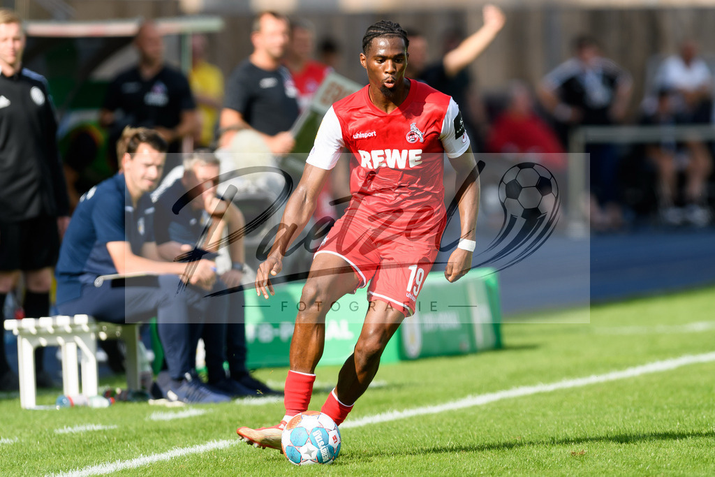 JENKOE20210808_277 | Fussball, Herren: Kingsley Ehizibue (1. FC Koeln) in Aktion, am Ball, Einzelaktion beim Spiel der 1. Runde im DFB-Pokal zwischen FC Carl Zeiss Jena und 1. FC Koeln im Ernst-Abbe-Sportfeld am 08.08.2021 in Jena, Deutschland.DFB / DFL REGULATIONS PROHIBIT ANY USE OF PHOTOGRAPHS AS IMAGE SEQUENCES AND/OR QUASI-VIDEO. - Realisiert mit Pictrs.com