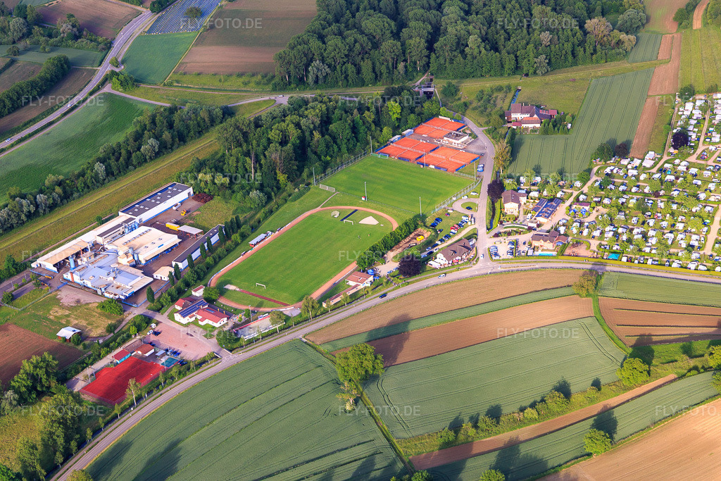 Luftbild: Campingpark Oase am Sportplatz des FV Ettenheim und des Tennisclub Ettenheim e.V. in Ettenheim im Bundesland Baden-Württemberg in Deutschland.Foto: IMG_147229.jpg vom 29.05.2025 durch Werner Riehm/FLY-FOTO.deCampingpark OaseFV Ettenheim | Fußballverein Ettenheim e.VWWW.TC-ETTENHEIM.DE
