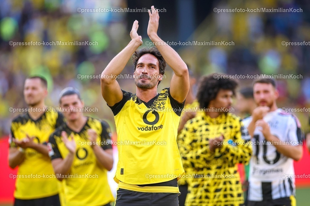 BVB10082501082 | 10.08.2025, Fußball, Borussia Dortmund - Juventus Turin, Testspiel, Signal Iduna Park, Saison 2025 2026: Abschlussjubel mit Mats Hummels (ehem. BVB Spieler)     DFB regulations prohibit any use of photographs as image sequences and or quasi-video.