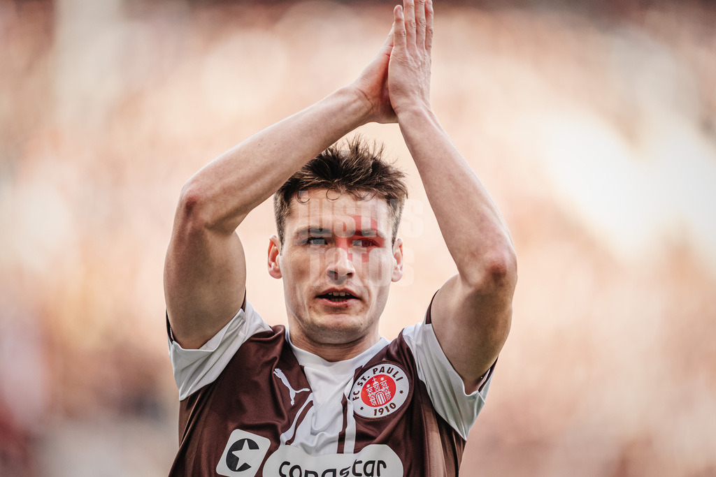 Fußball | Männer | Saison 2025/2026  | Fußball-Bundesliga | 29. Spieltag | FC St. Pauli vs. FC Bayern München | 11.04.2026 | Arkadiusz Pyrka (#11, FC St. Pauli) applaudiert