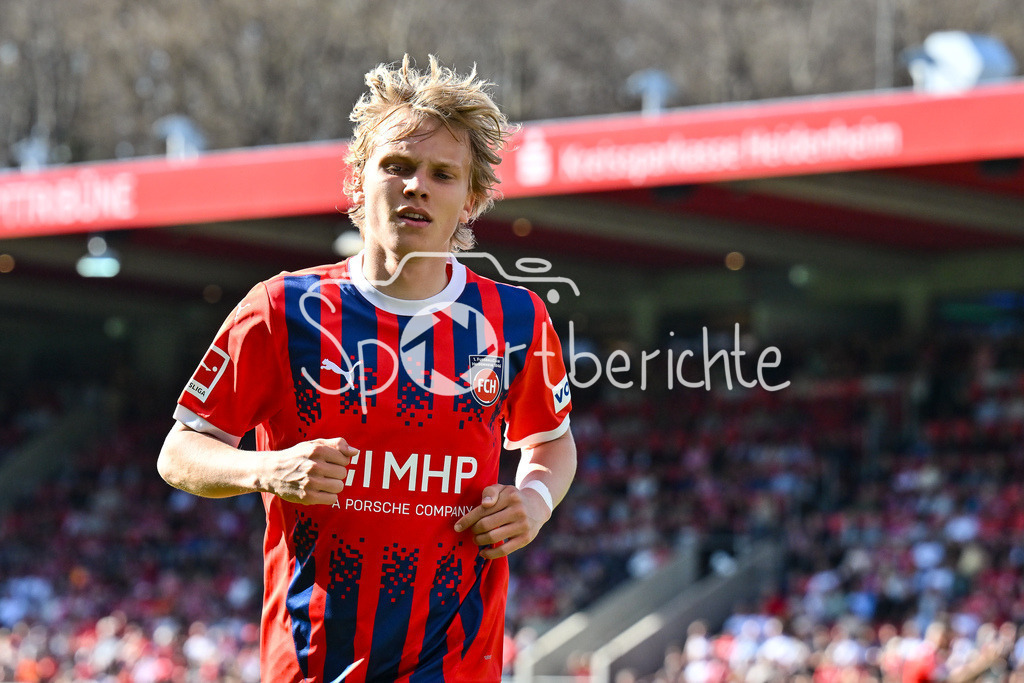 1. FC Heidenheim - FC Bayern München | Im Bild Frans KRAETZIG (Heidenheim 13) / Einzelfoto / Freisteller / Bundesliga: 1. FC Heidenheim - FC Bayern Muenchen, Voith Arena am 19.04.2025